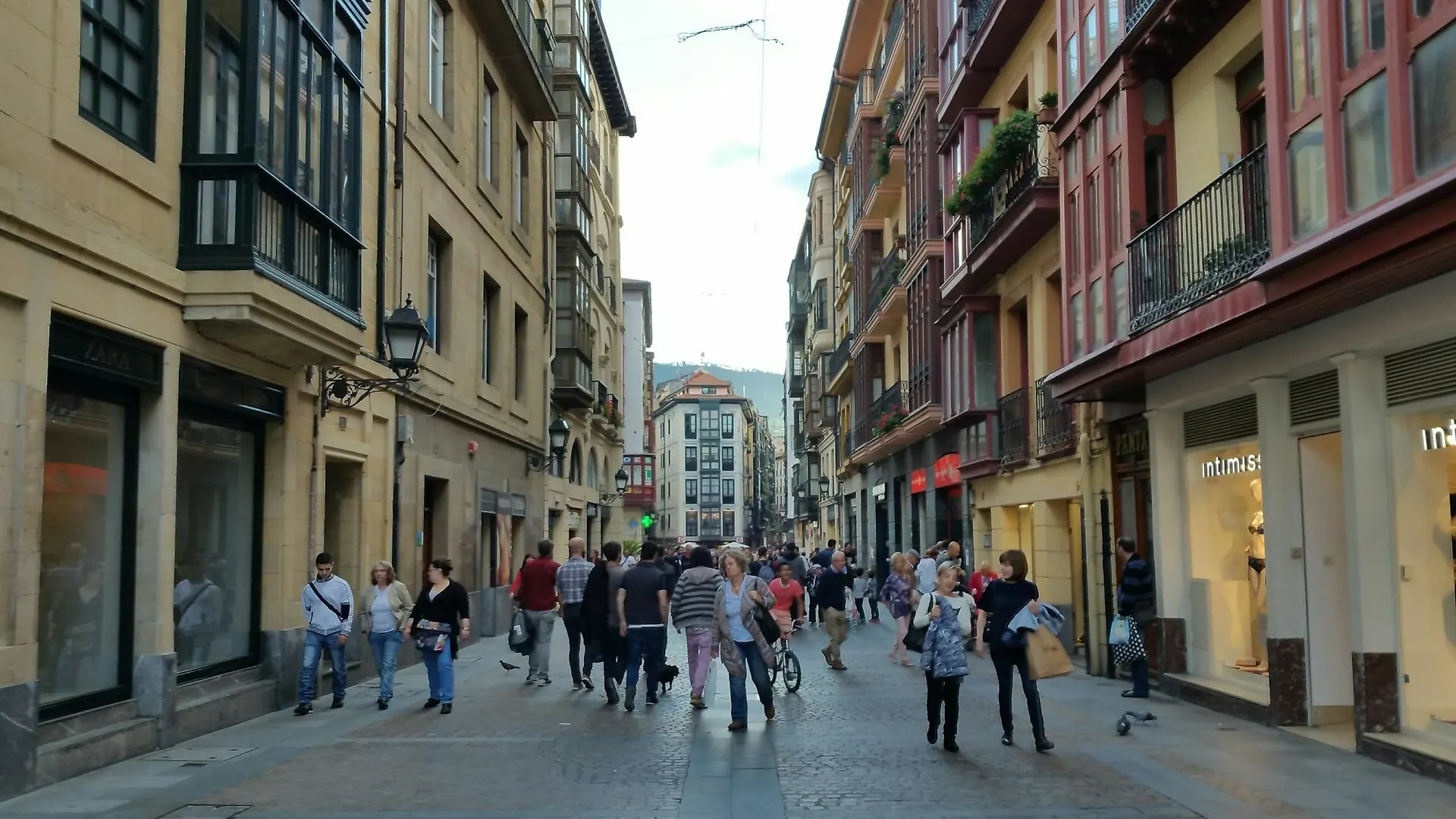 Casual Serantes Bilbao Spagna